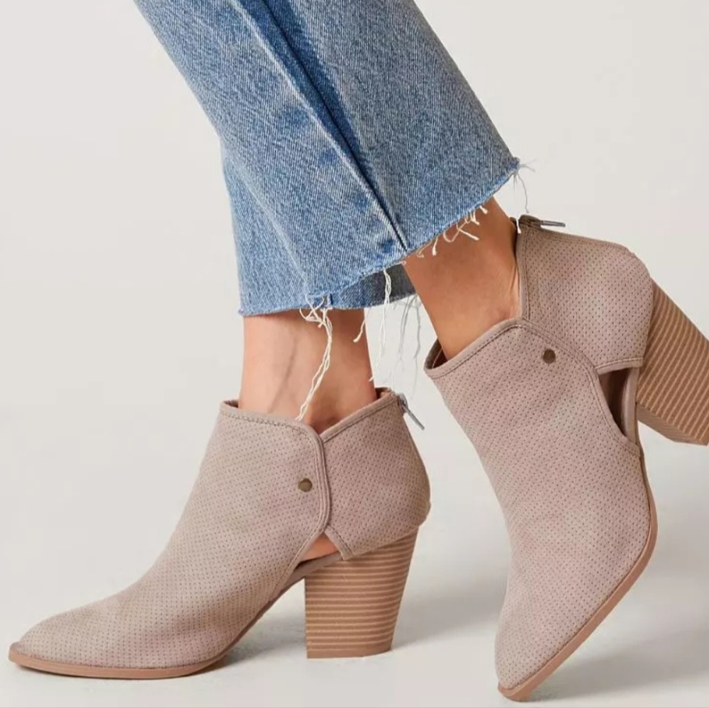 NWOT - QUPID | Preston Faux Suede Ankle Boots | Taupe | US Womens Size 9